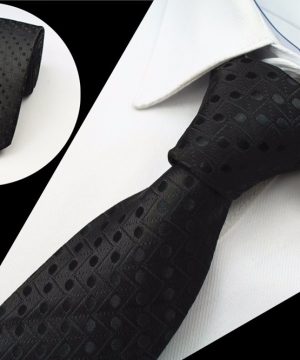Spoločenská pánska kravata so vzorom v čiernej farbe