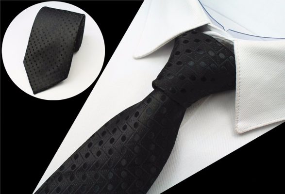 Spoločenská pánska kravata so vzorom v čiernej farbe