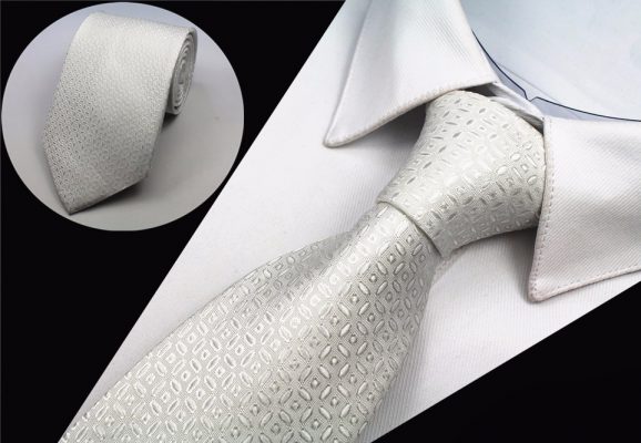 Kvalitná pánska kravata so vzorom v bielej farbe