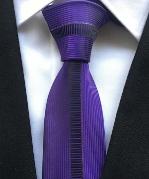 Luxusná viazanka vo fialovej farbe s prepracovaným vzorom