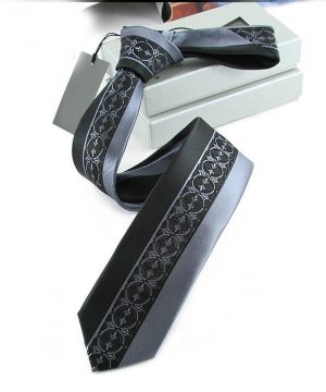 Kvalitná pánska kravata s luxusným vzorom v čierno-sivej farbe