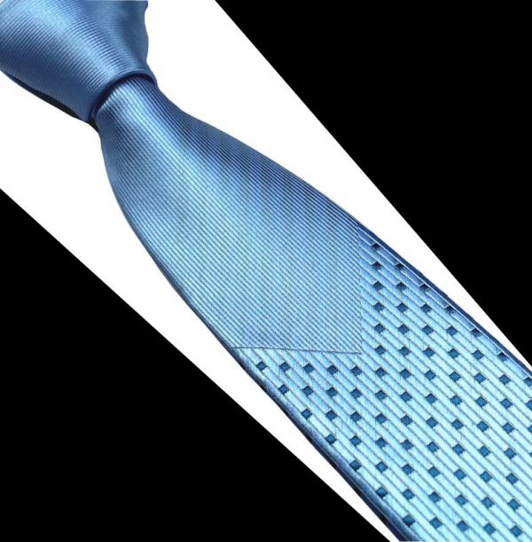 Decentná pánska kravata v svetlo-modrej farbe so vzorom
