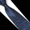 Decentná pánska kravata v tmavo-modrej farbe so vzorom