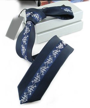 Prepracovaná pánska kravata v tmavo-modrej farbe so vzorom