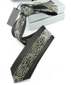 Prepracovaná pánska kravata v čiernej farbe so vzorom