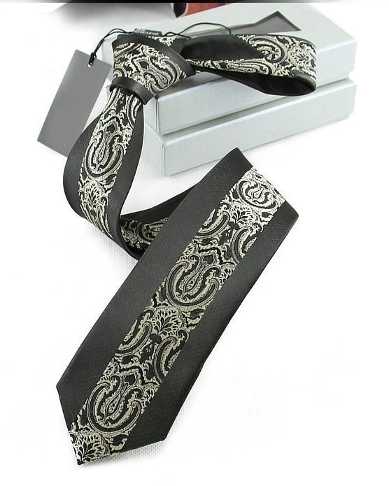 Prepracovaná pánska kravata v čiernej farbe so vzorom