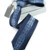 Prepracovaná pánska kravata v modrej farbe so vzorom