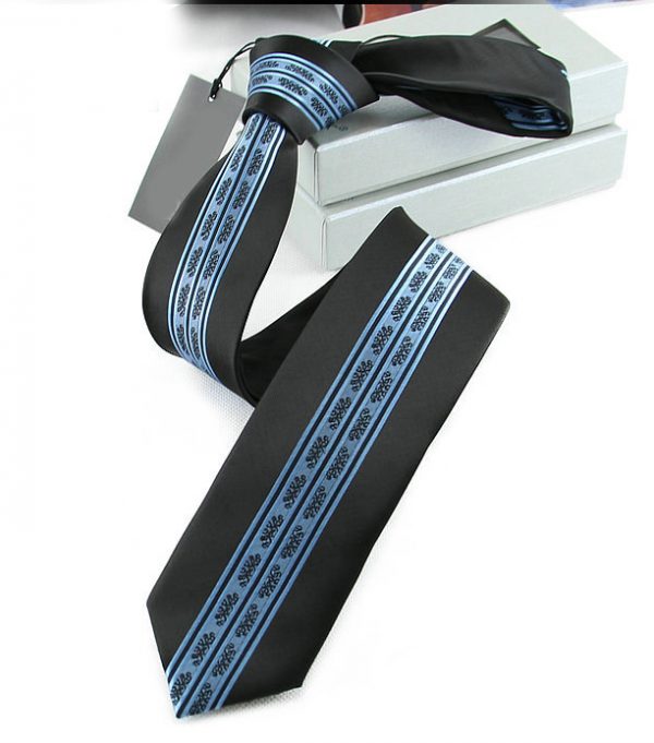 Prepracovaná pánska kravata v čiernej farbe s modrým vzorom