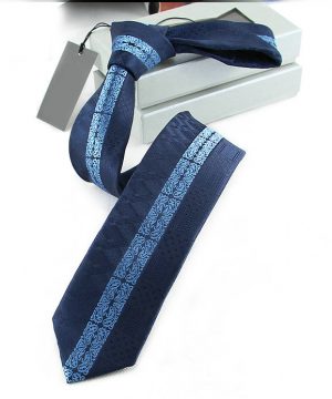 Prepracovaná pánska kravata v modrej farbe s modrým vzorom