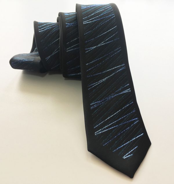 Luxusná viazanka v čiernej farbe s jemným modrým vzorom