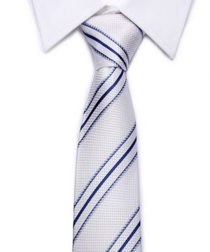 Kvalitná pánska kravata v bielej farbe s modrými pásikmi