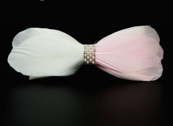 Luxusný pánsky motýlik z pierok, bielo-ružový