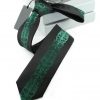 Prepracovaná pánska kravata v tmavo-zelenej farbe so vzorom