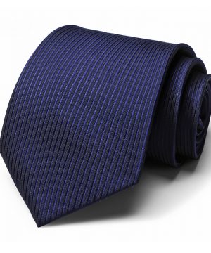 Kvalitná pánska kravata v tmavo modrej farbe s pásikmi