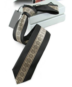 Prepracovaná pánska kravata v čierno-zlatej farbe so vzorom