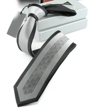 Prepracovaná pánska kravata v čiernej farbe s bielym vzorom