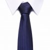 Kvalitná pánska kravata v tmavo modrej farbe s pásikmi