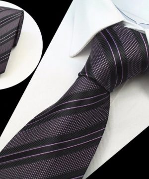 Kvalitná pánska kravata s pásikmi v tmavej ružovo-fialovej farbe