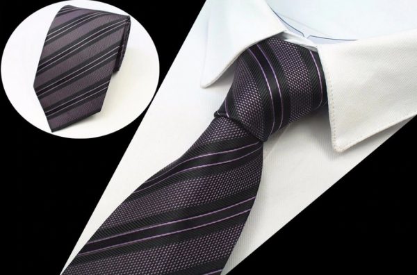 Kvalitná pánska kravata s pásikmi v tmavej ružovo-fialovej farbe