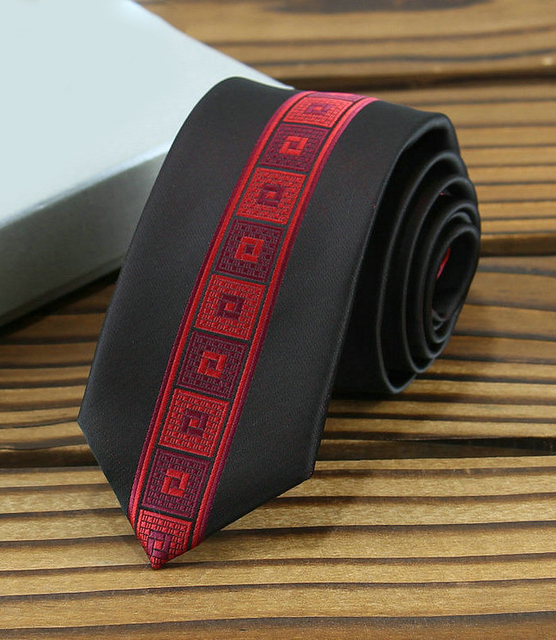 Prepracovaná pánska kravata v tmavo-červenej farbe so vzorom