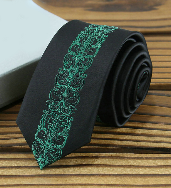 Prepracovaná pánska kravata v tmavo-zelenej farbe so vzorom
