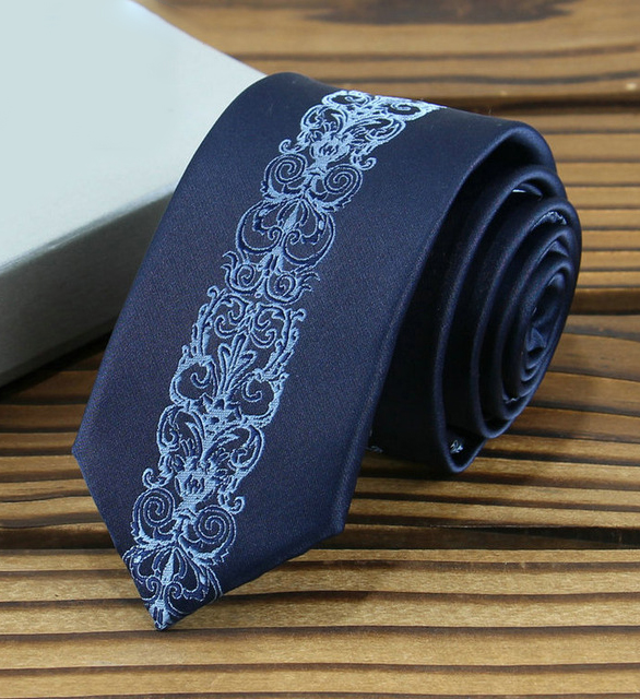 Prepracovaná pánska kravata v modrej farbe so vzorom