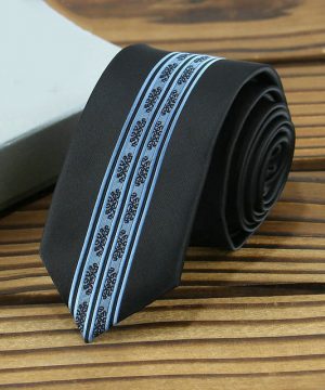 Prepracovaná pánska kravata v čiernej farbe s modrým vzorom