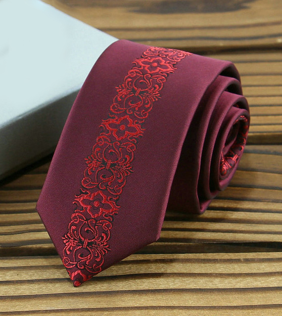 Prepracovaná pánska kravata v červenej farbe s červeným vzorom