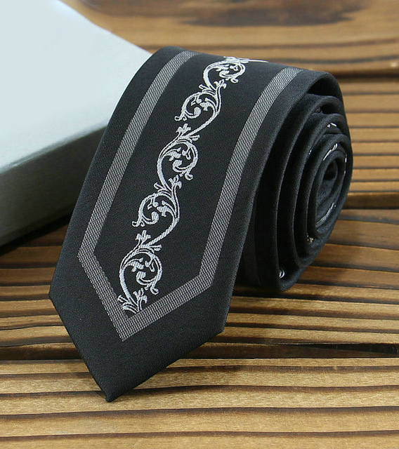 Kvalitná pánska kravata s luxusným vzorom v čiernej farbe