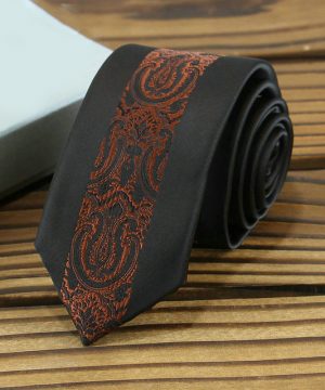 Kvalitná pánska kravata s luxusným vzorom v čierno-medenej farbe