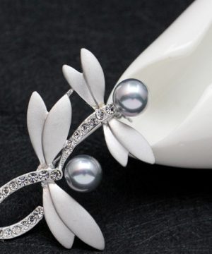 Prepracovaná brošňa pre pánov - dizajnové vážky s perlami