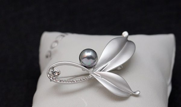 Luxusná pánska brošňa na šaty v tvare lístkov s perlou - strieborná