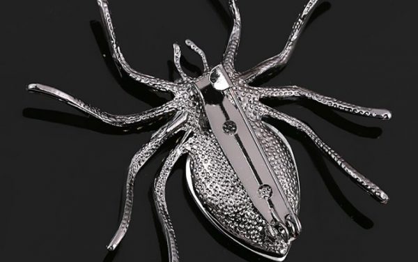Prepracovaná brošňa pre pánov - detailný pavúk s kryštálmi