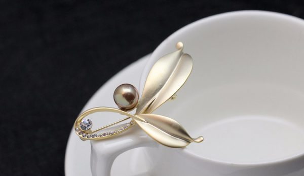 Luxusná pánska brošňa na šaty v tvare lístkov s perlou - zlatá
