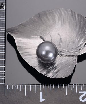 Luxusná ručne leptaná pánska brošňa na šaty v listu s perlou