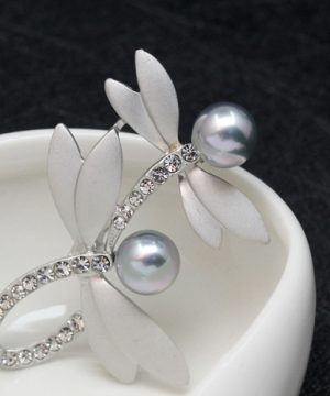 Prepracovaná brošňa pre pánov - dizajnové vážky s perlami
