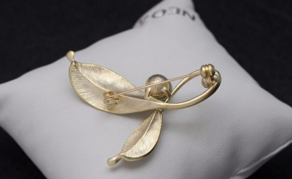 Luxusná pánska brošňa na šaty v tvare lístkov s perlou - zlatá