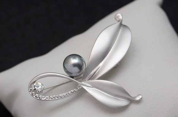 Luxusná pánska brošňa na šaty v tvare lístkov s perlou - strieborná