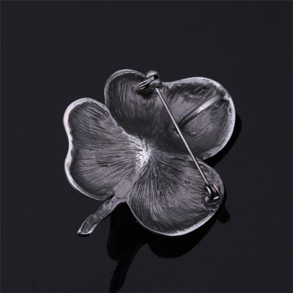 Prepracovaná brošňa pre pánov v kvetu s bielou perlou v čiernej farbe