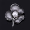 Prepracovaná brošňa pre pánov v kvetu s bielou perlou v čiernej farbe