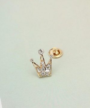 Prepracovaná brošňa pre pánov v tvare kráľovskej koruny - zlatá