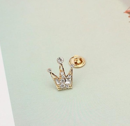 Prepracovaná brošňa pre pánov v tvare kráľovskej koruny - zlatá