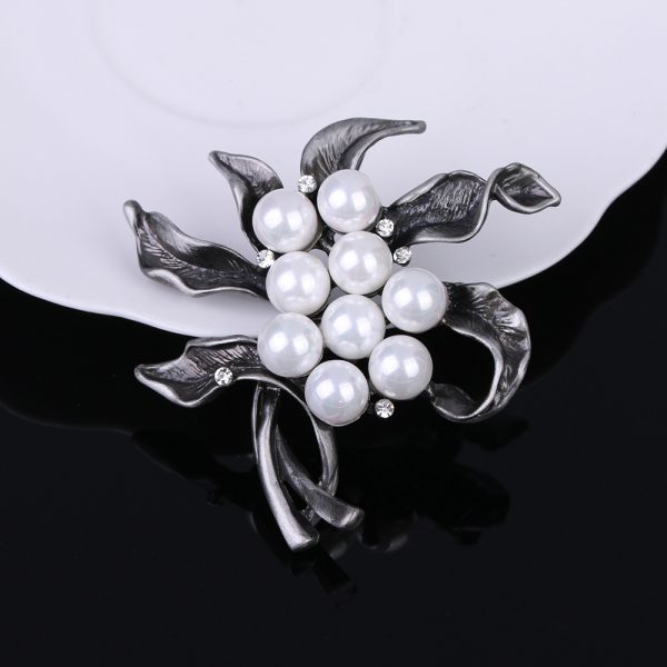 Luxusná brošňa pre pánov v tvare hviezdice s bielymi perlami