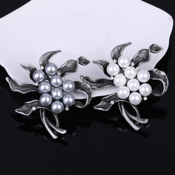 Luxusná brošňa pre pánov v tvare hviezdice s bielymi perlami
