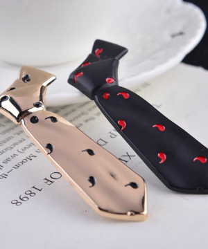 Luxusná pánska brošňa na šaty v tvare miniatúrnej čiernej kravaty