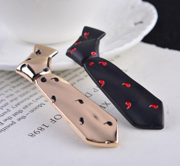 Luxusná pánska brošňa na šaty v tvare miniatúrnej čiernej kravaty