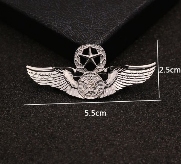 Prepracovaná pánska brošňa na šaty - armádne krídla v striebornej farbe