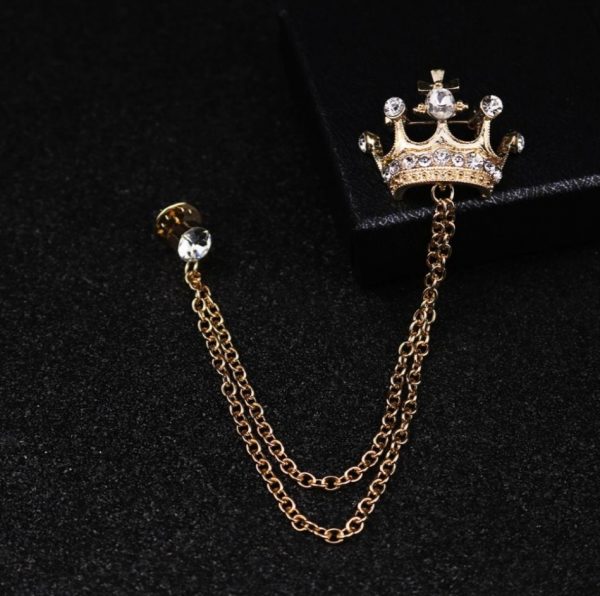 Prepracovaná brošňa pre pánov v tvare zlatej kráľovskej koruny s kryštálikmi