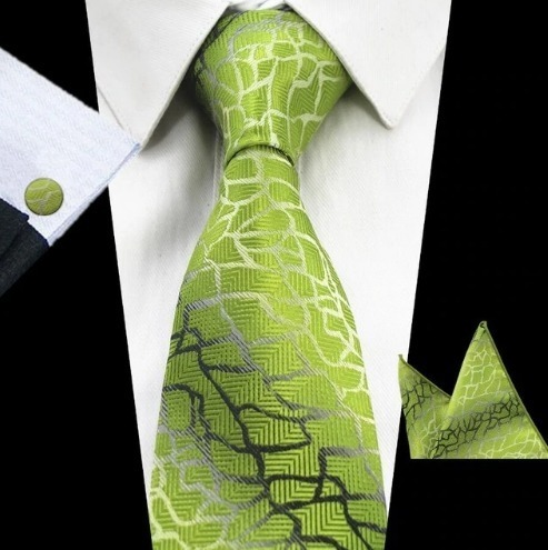 Pánsky kravatový set - kravata + manžety + vreckovka so zeleným vzorom
