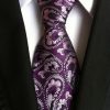 Pánska kravata s prepracovaným fialovo-ružovým vzorom
